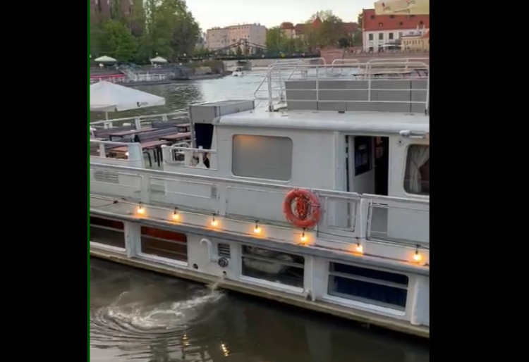 Statek wylewa ścieki do Odry pod nosem wypoczywających przy Bulwarze Dunikowskiego? Trwa postępowanie [FILM]