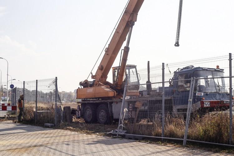 Koparki w dziurze przy Stadionie Wrocław. Co tam powstaje? [ZDJĘCIA]