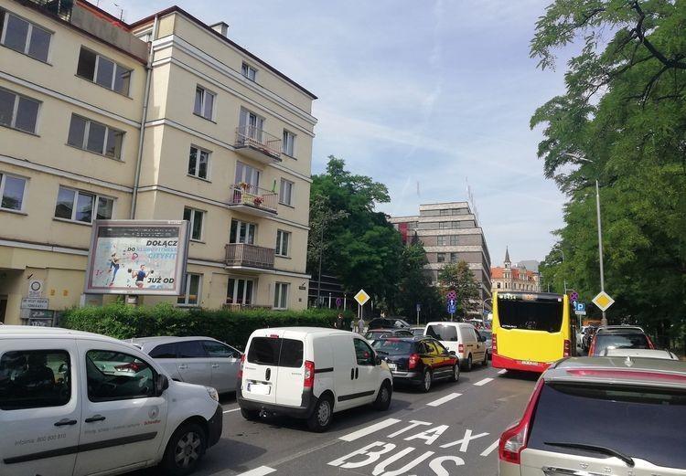 Wrocławscy kierowcy mają dość! Będzie protest przeciwko zwężeniom, buspasom i polityce parkingowej