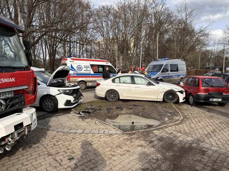 Wrocław: Wypadek na Sępolnie. Kierowca staranował zaparkowane auta
