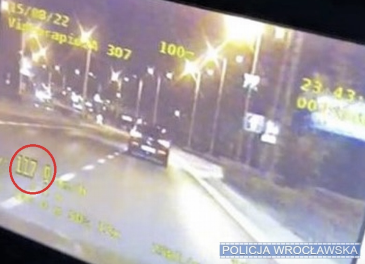 Kobieta chciała ścigać się z autem z sąsiedniego pasa. Pech chciał, że był to radiowóz