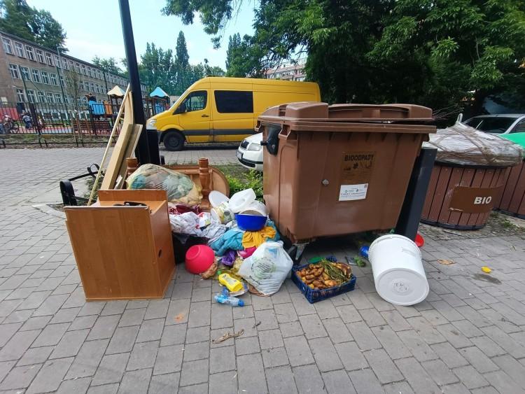 Wrocław: Podwórko dopiero po remoncie, a już wygląda jak wysypisko śmieci