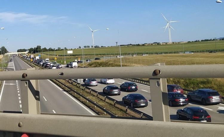 Wypadek na autostradzie A4 pod Wrocławiem. Jedna osoba zakleszczona w aucie