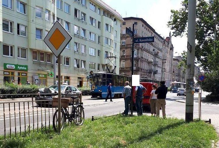 Kolizja z udziałem taksówki na Pomorskiej. Torowisko było zablokowane
