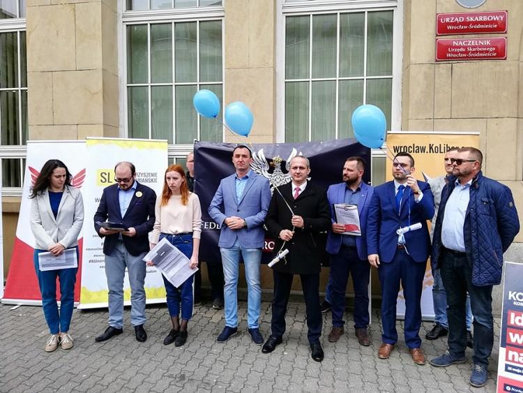 Przeciwnicy podatku dochodowego rozprawili się z PIT-ami. Poleciały w kosmos i do śmietnika [ZDJĘCIA, WIDEO]