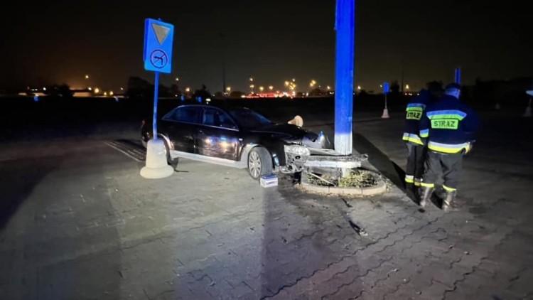Tak kręcił bączki, że wylądował na słupie. Teraz poszukuje go policja