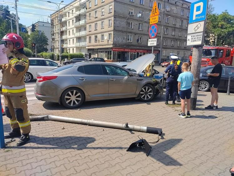 Wrocław: Dwa auta zderzyły się w rejonie Dworca Głównego. Jedno wpadło na chodnik [ZDJĘCIA]