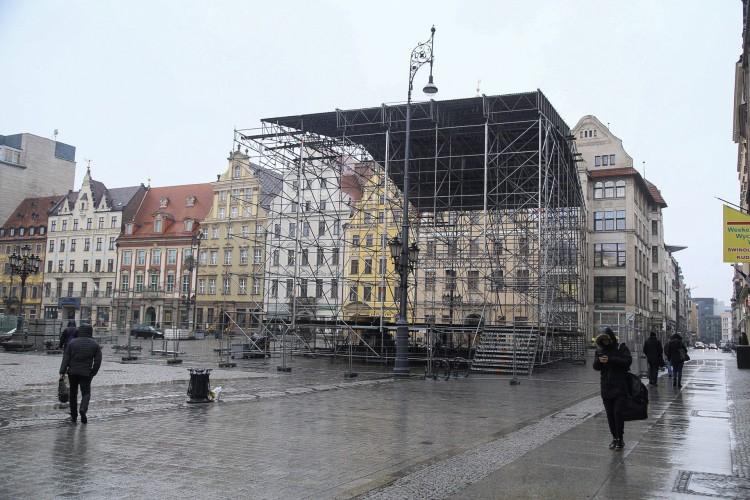 Na wrocławskim Rynku już budują scenę sylwestrową [ZDJĘCIA]