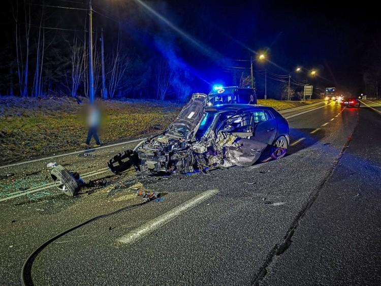 Krajowa ósemka zablokowana po wypadku trzech aut. Są ranni
