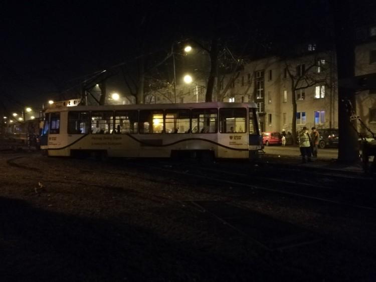 Wykolejenie na Biskupinie. Tramwaj w poprzek torowiska [ZDJĘCIA]