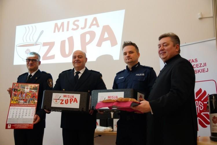 We Wrocławiu rusza „Misja Zupa”. Ciepłe posiłki będą rozdawać policjanci i strażnicy