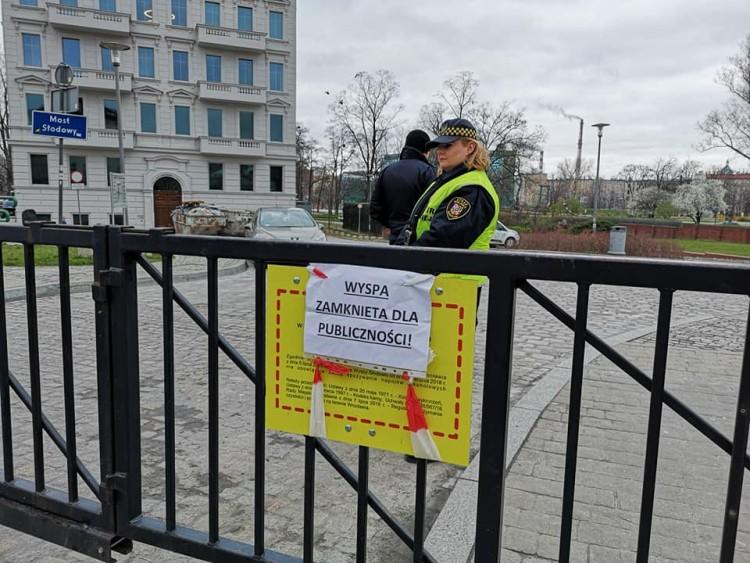 We Wrocławiu jak we Włoszech. Służby na ulicach apelują o pozostanie w domach [ZDJĘCIA, WIDEO]