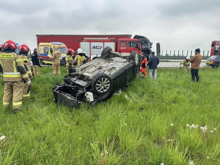 Korek na autostradzie A4 po dachowaniu. Są ranni [ZDJĘCIA]