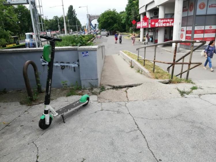 Będą kary za pozostawienie hulajnogi w nieodpowiednim miejscu. Zmiana uchwały