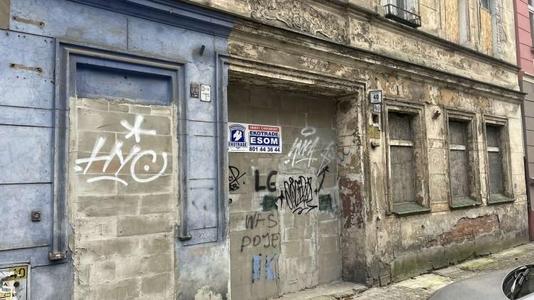 Miasto sprzedaje kamienicę z horroru. Prezydent uprzedza, że w środku są kupy. Dasz wiarę, że to zabytek?