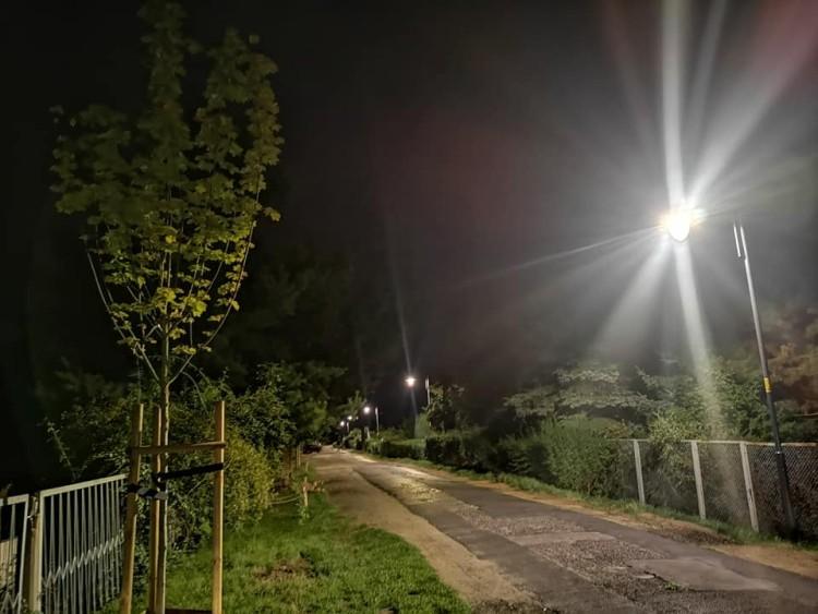 Ulica Smętna doświetlona. Nowe, stylowe lampy przy drodze na cmentarz