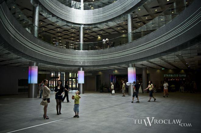 Pokaz mody z Natalią Siwiec i Eweliną Rydzyńską we wrocławskim wieżowcu Sky Tower