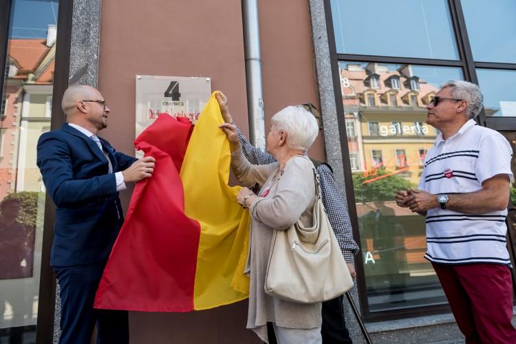 Wiceprezydent Wrocławia odsłonił tablicę upamiętniającą wybory z 4 czerwca 1989