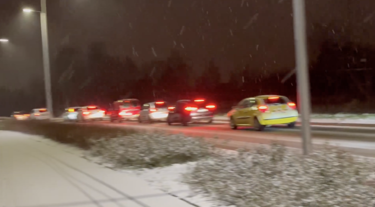 Atak zimy we Wrocławiu. Jest bardzo ślisko, kierowcy stoją w korkach. To nie koniec śniegu!
