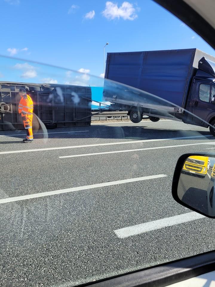 Na AOW i S5 wiatr przewraca naczepy ciężarówek [ZDJĘCIA]