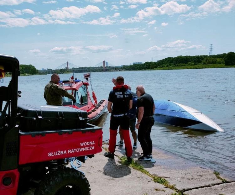 Na Odrze we Wrocławiu przewróciła się łódź. Dwie osoby wpadły do wody