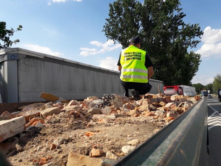 Wywrotka z gruzem miała przejechać 4 kilometry. Po drodze była kontrola ITD