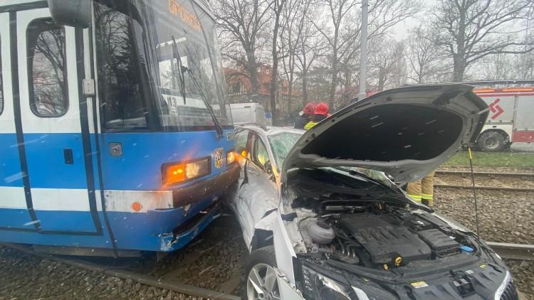 Poważny wypadek na ul. Wróblewskiego. Tramwaj wbił się w skodę i wlókł ją kilkadziesiąt metrów