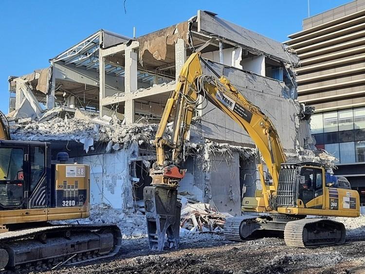 Wrocławska galeria równana z ziemią. Architekt niszczy nagrodę za jej projekt