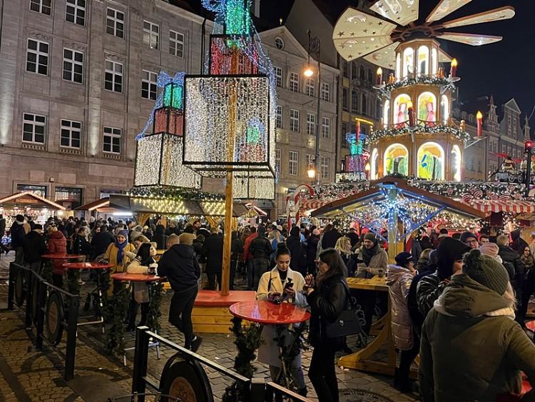 Jarmark Bożonarodzeniowy nocą. Jest bajkowo! [ZDJĘCIA]