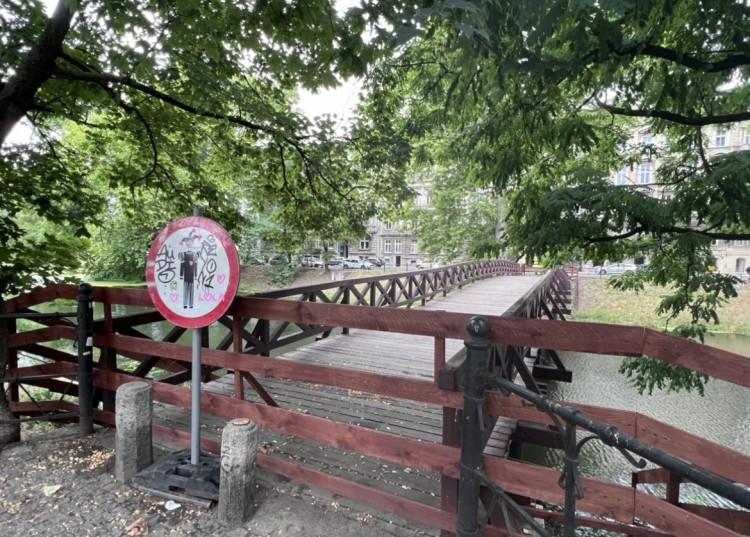 Co dalej z kładką nad fosą? Minął miesiąc, a zmian brak
