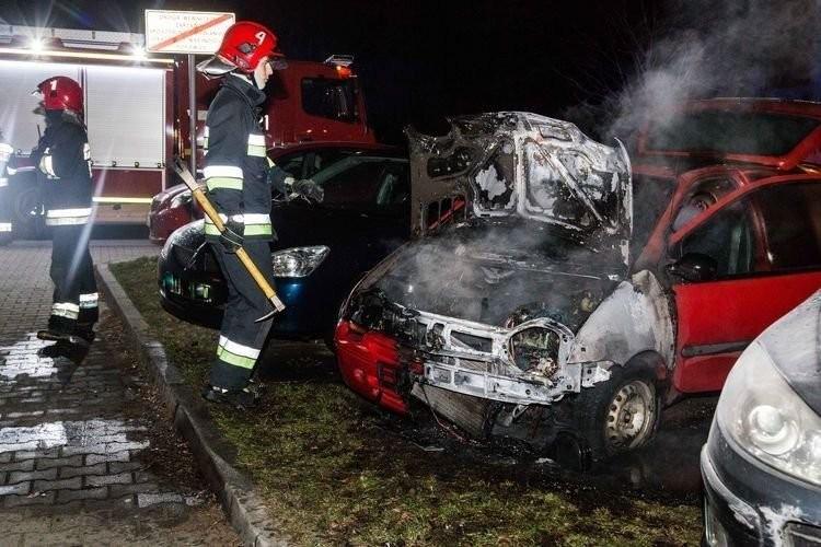 Wrocław: na osiedlowej uliczce spłonęło auto