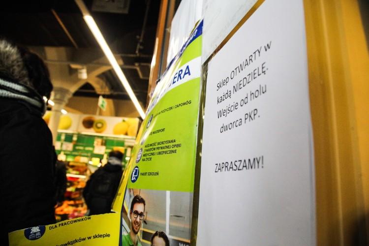Zakaz handlu. Jedyna otwarta Biedronka cieszy się zainteresowaniem wrocławian [ZDJĘCIA]