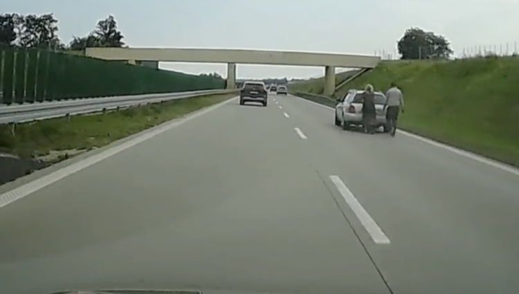 Auto zatrzymało się na A4. Postanowili je... popchać [WIDEO]