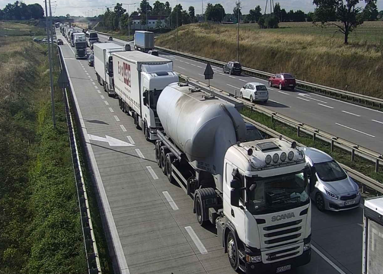 Wielki korek na autostradzie do Wrocławia. Dlaczego jest zablokowany przejazd?