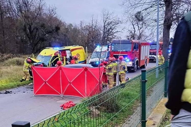 Wypadek karetki pod Wrocławiem. Zginęła kobieta, ratownicy w szpitalu