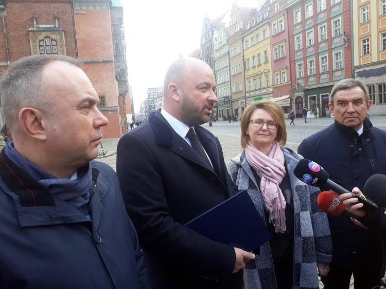 Jest kandydat na Honorowego Obywatela Wrocławia. Ma poparcie prezydenta i koalicji