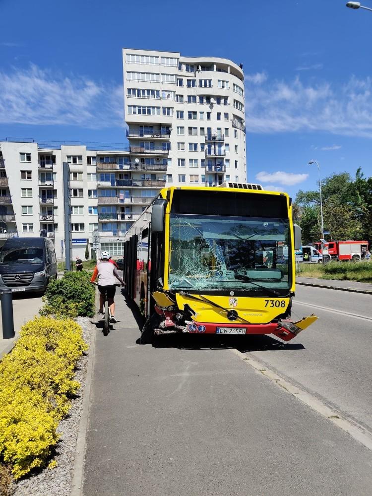 Wrocław: Wypadek autobusu MPK i osobowego fiata na Strzegomskiej [ZDJĘCIA]