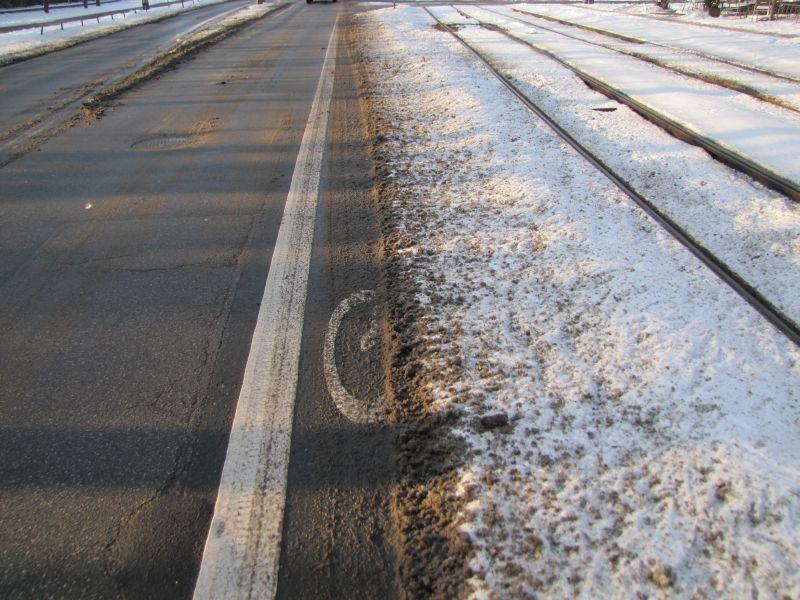 Na Wróblewskiego nie odśnieżają pasa rowerowego. A na dodatek znikają tam linie