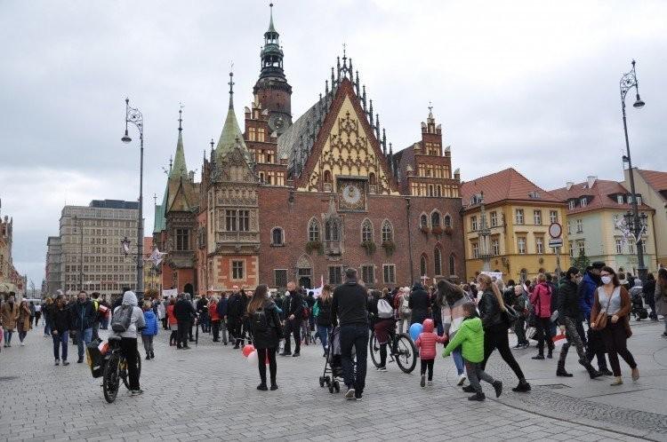 Urzędnicy z Wrocławia dostaną kilkusetzłotowe podwyżki. “Rekompensata inflacji”