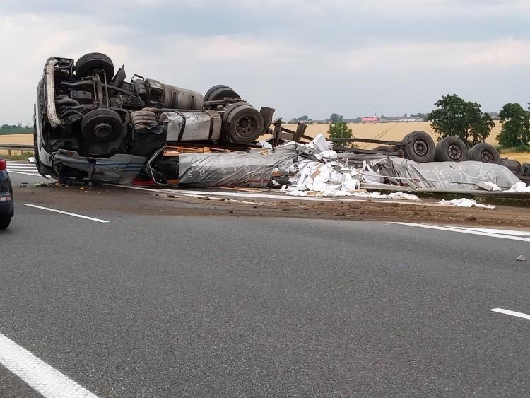 Koszmarny wypadek na autostradzie A4 w stronę Wrocławia. Dachowanie tira [ZDJĘCIA]