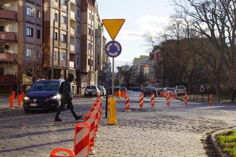 Drogowy labirynt we Wrocławiu. Można się nieźle pogubić między słupkami