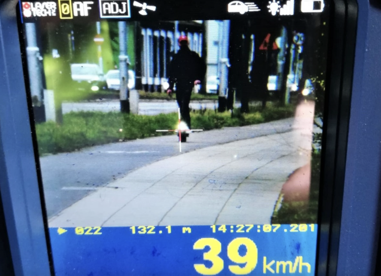 Hulajnogą elektryczną pędził 40 km/h. Tłumaczył, że spieszy się na pociąg