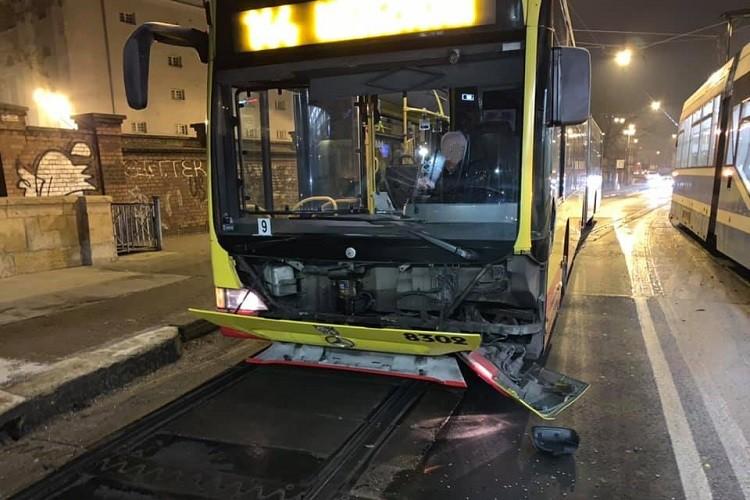 Zderzenie samochodu, autobusu i tramwaju na moście Sikorskiego [ZDJĘCIA]