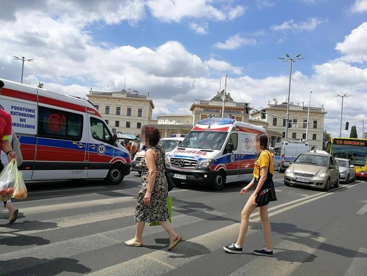 Wypadek przy Dworcu Świebodzkim. Motocykl wpadł w grupę pieszych [ZDJĘCIA]