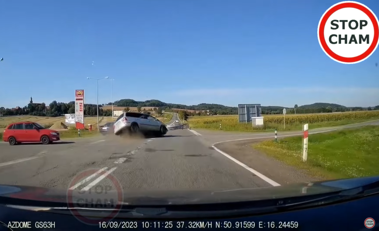 Ale wypadek! 70-letni kierowca audi przesadził z brawurą [WIDEO]
