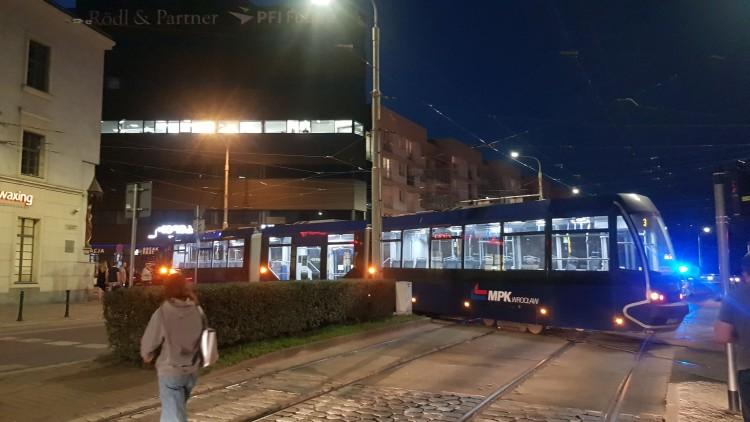 Takiego wykolejenia nie było dawno. Tramwaj wjechał na przejście dla pieszych [ZDJĘCIA]