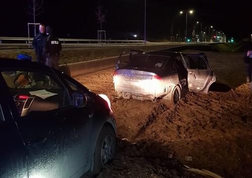 Niebezpieczny pościg na Krzykach. Uciekinier zderzył się z maszyną sprzątającą miasto