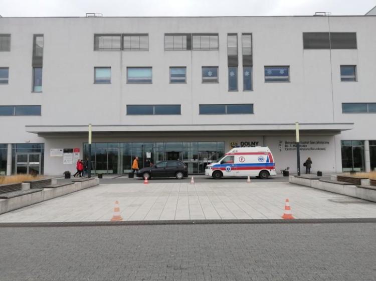 Przy Fieldorfa zmarł pacjent z podejrzeniem koronawirusa. 30 pracowników szpitala na kwarantannie