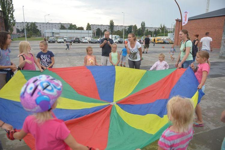 Kapsle, hula hop, zośka. Podwórkowe gry na zakończenie lata w Zajezdni