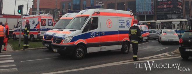 Karambol na ulicy Traugutta. Na miejscu pogotowie, policja i straż pożarna